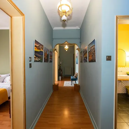 Apartament Corner House Next To The